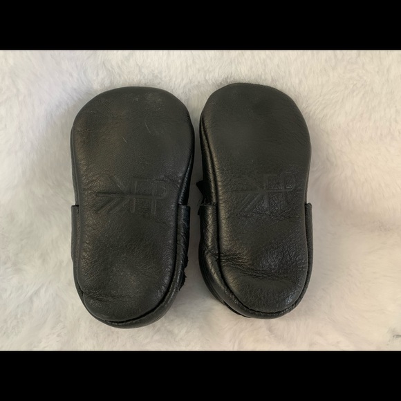 Freshly Picked size 3 Ebony Bow Mocc EUC - Picture 3 of 4